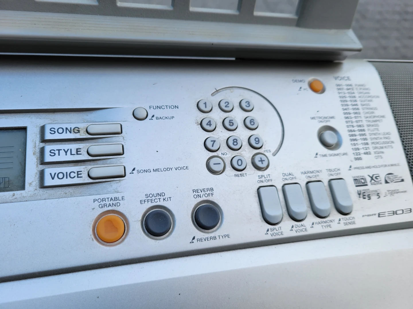 Yamaha PSR-E303 Portable Grand Keyboard. - photo 5