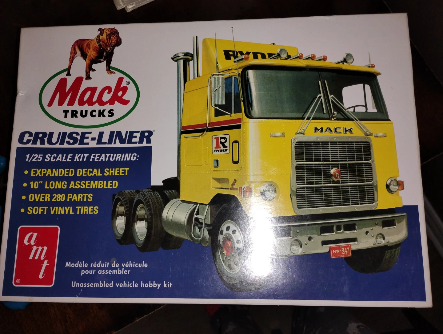 AMT Mack Cruise-Liner 1/25 Scale Model Kit