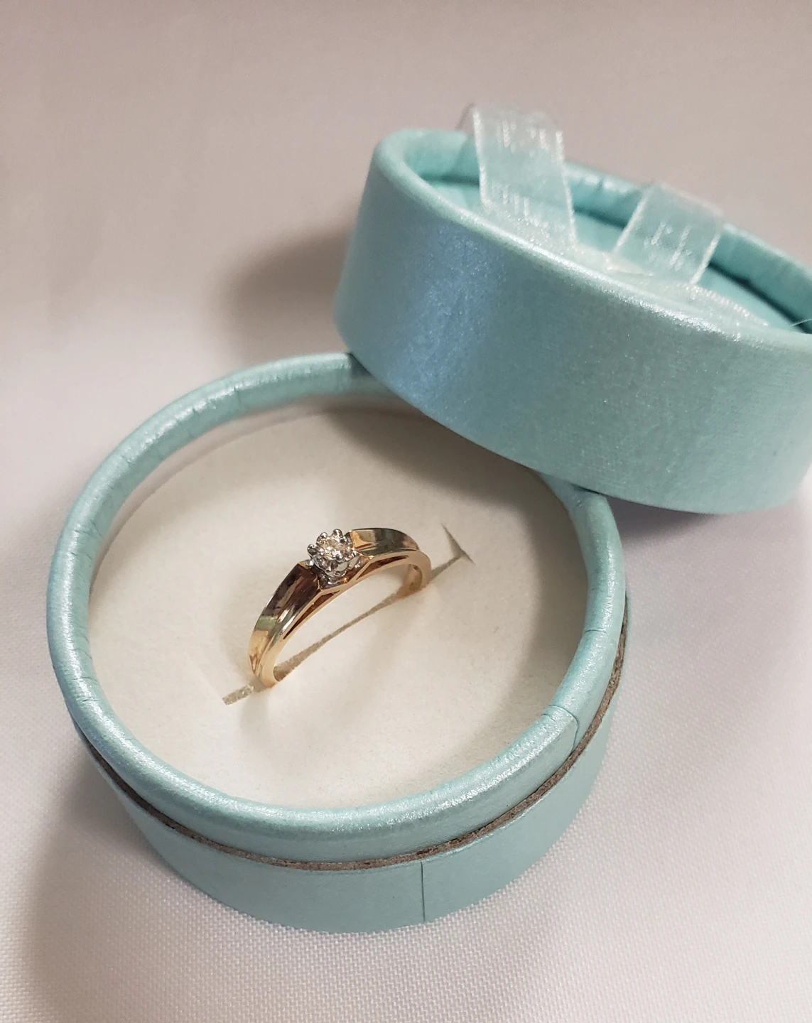 Like new 10K Womens  Real Gold Beautiful Engaged Ring - photo 2