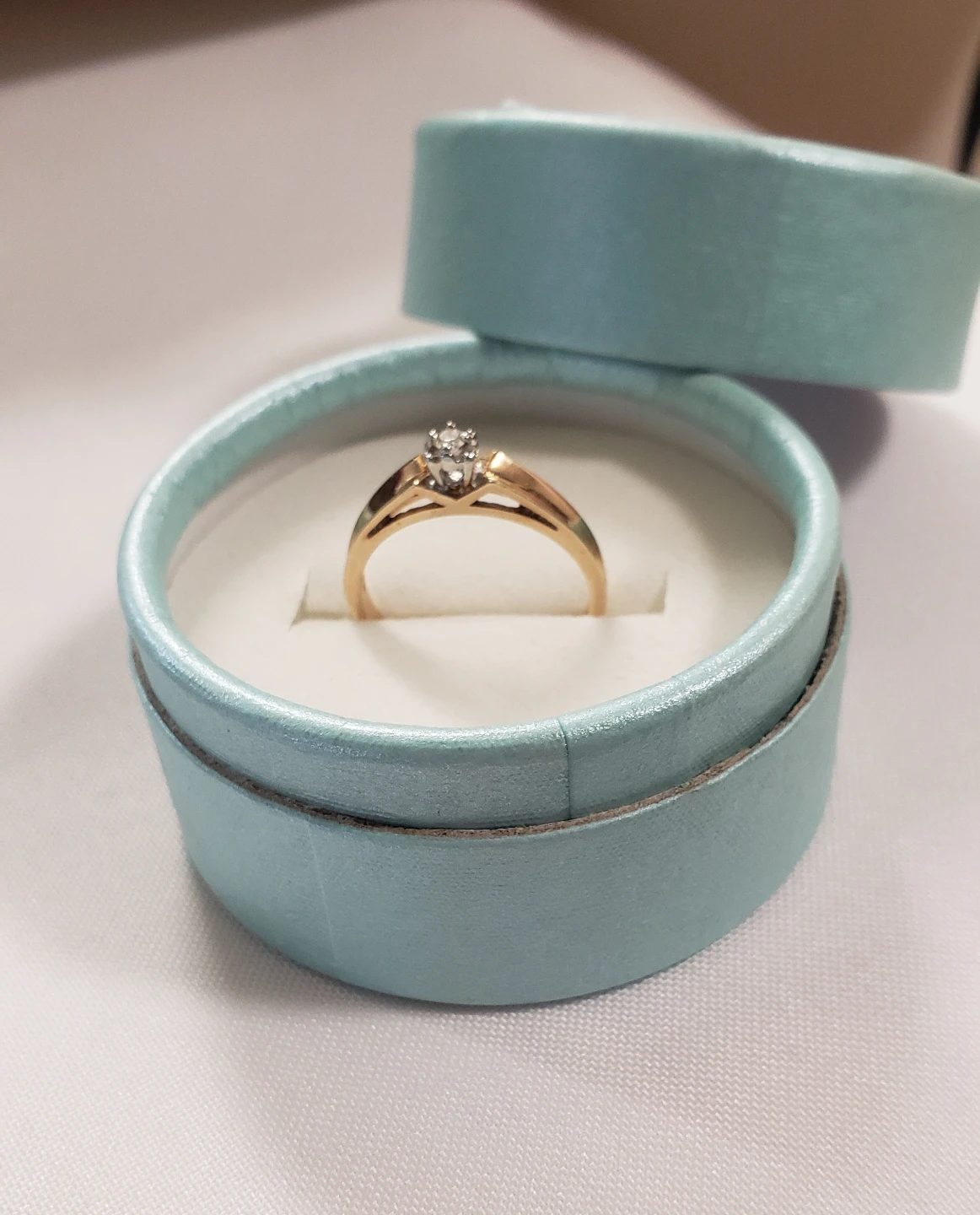 Like new 10K Womens  Real Gold Beautiful Engaged Ring - photo 3