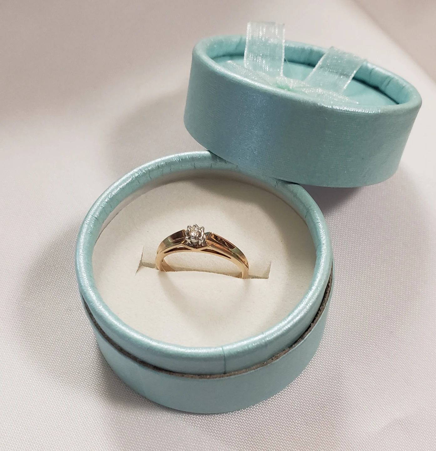 Like new 10K Womens  Real Gold Beautiful Engaged Ring - photo 4