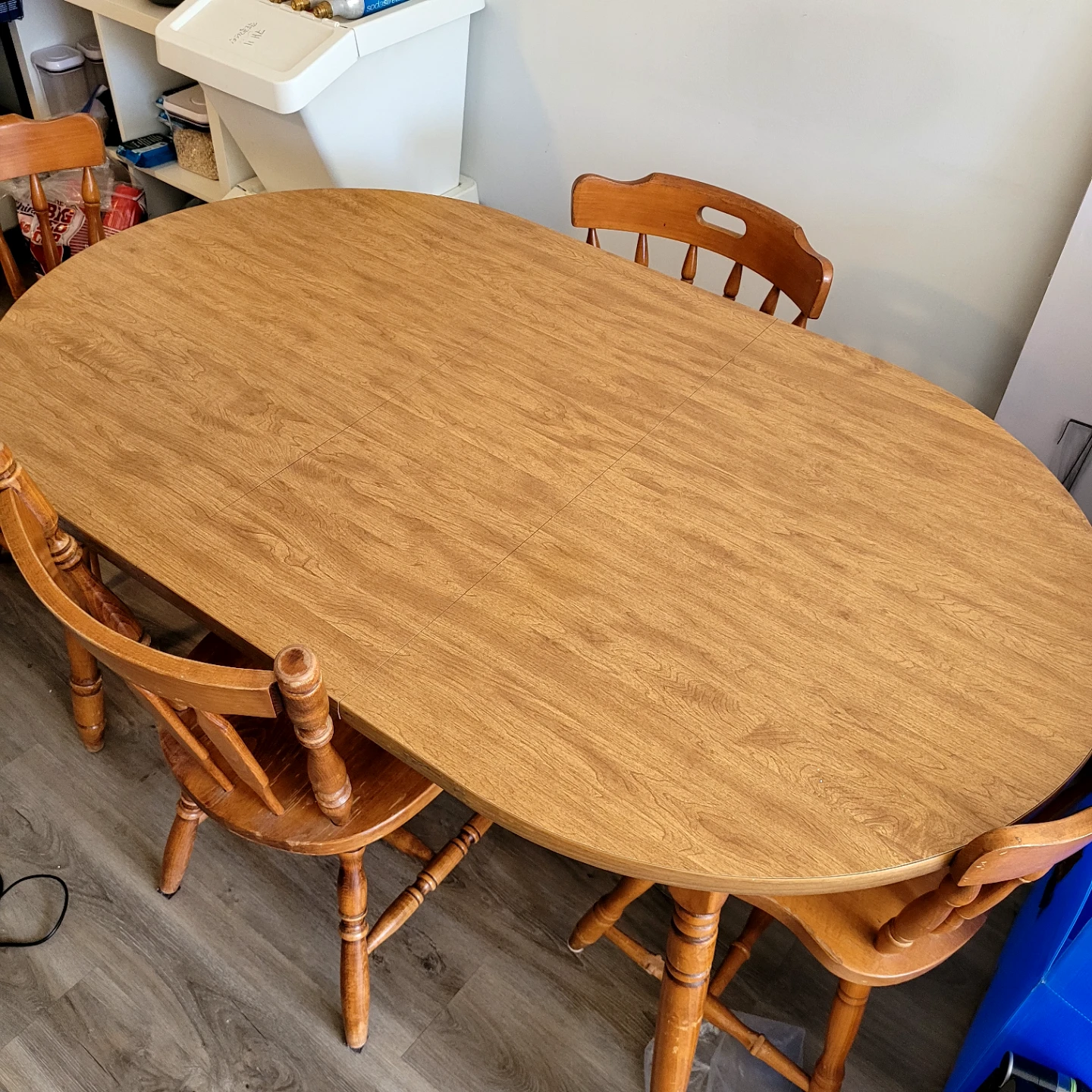 Free to pick up. Extendable Oval Wood Dining Table and Chairs - photo 2