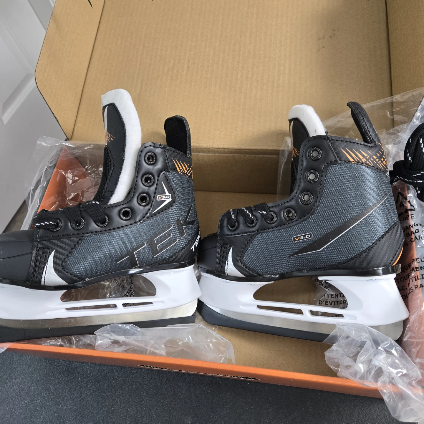Youth 12 adjustable kids hockey skates - photo 2