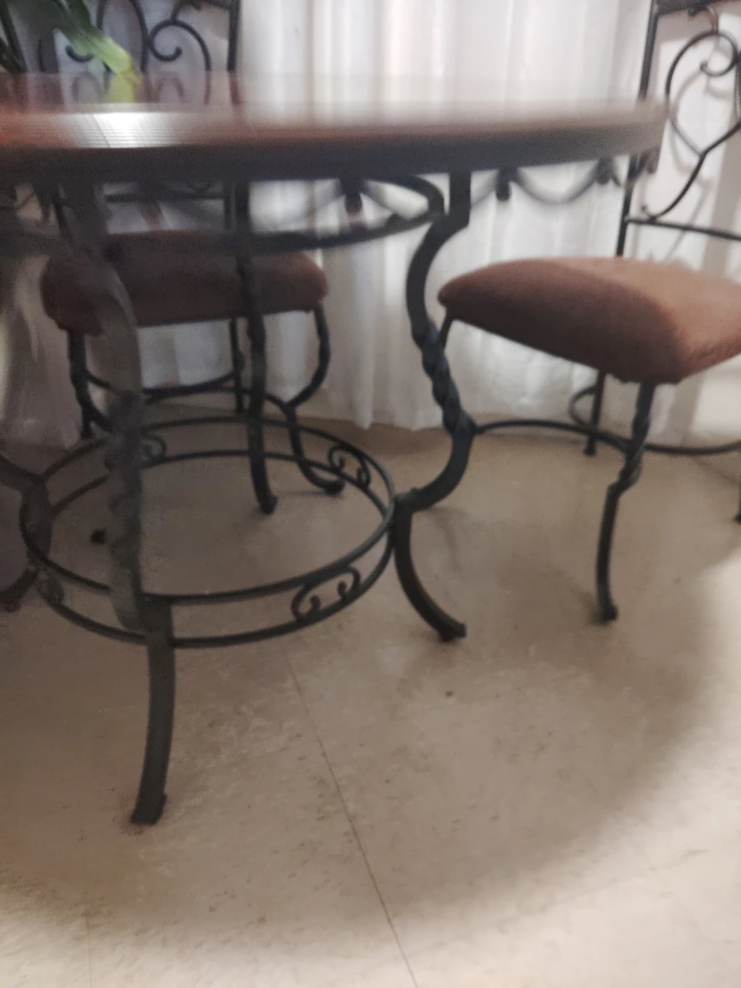 Round Dining Table with 4 Chairs ( Located near the Bronx zoo) - photo 4