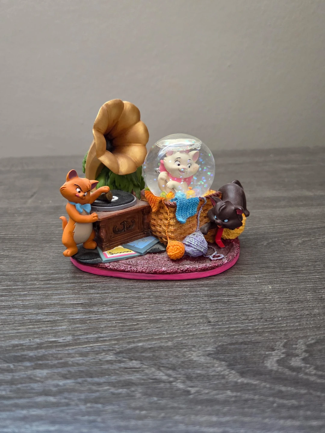 Disney Aristocats Marie Snow Globe