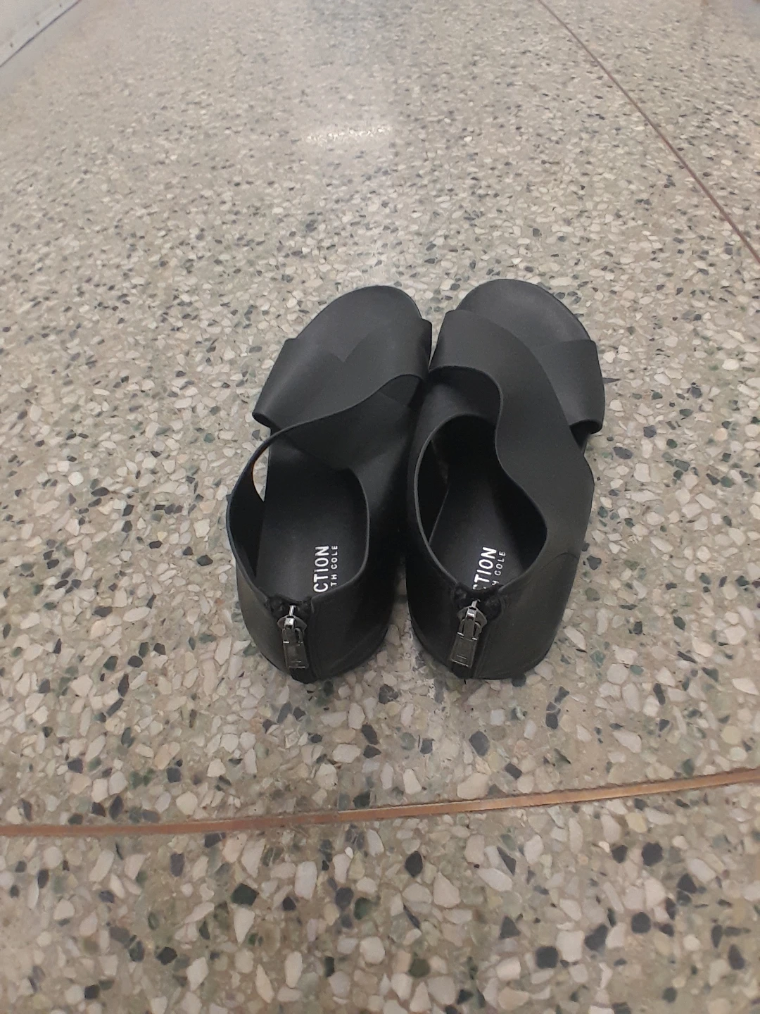 Reaction Kenneth Cole Black Slide Sandals Women's Size 8 - photo 4