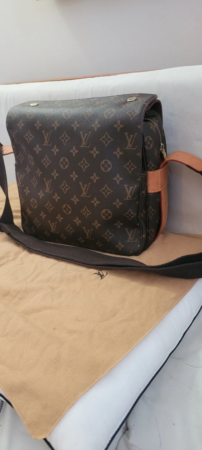 Authentic Louis Vuitton crossbody - photo 2