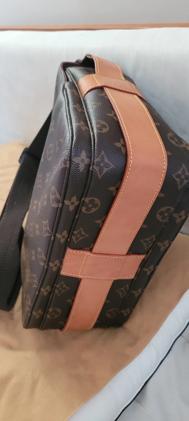 Authentic Louis Vuitton crossbody - photo 3