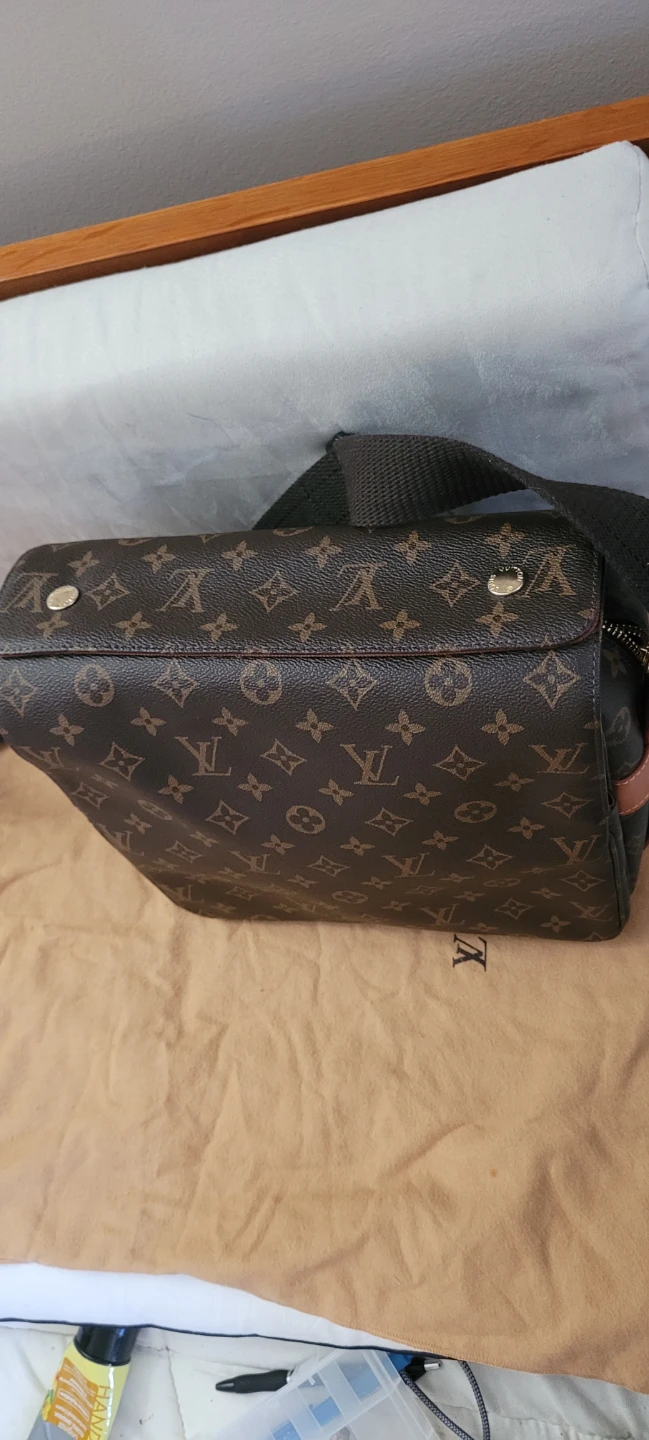 Authentic Louis Vuitton crossbody - photo 5