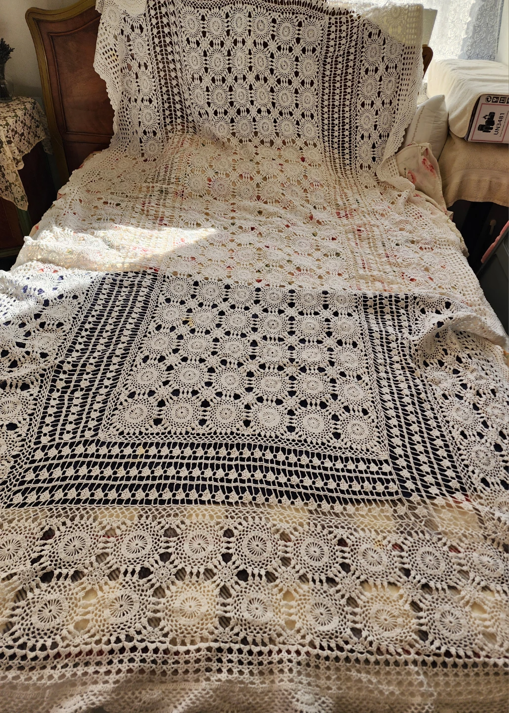 HAND CROCHETED BEDSPREAD OR TABLECLOTH - photo 2