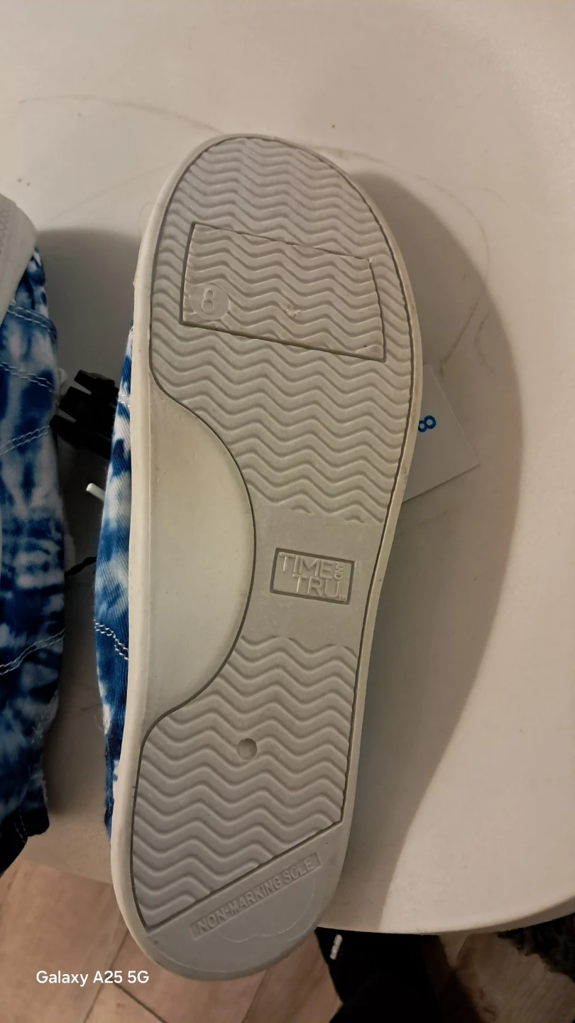 Time and Tru Women's Tie Dye Memory Foam Sneakers Size 8 - photo 4