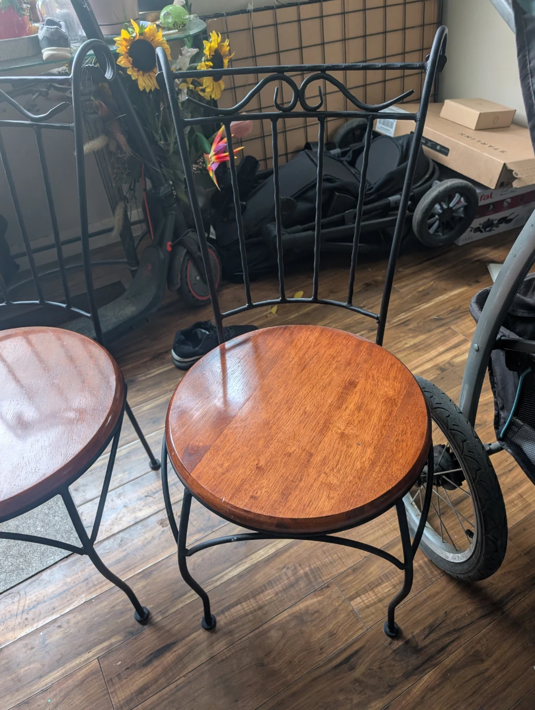 Set of 2 wrought iron chairs very solid and in mint shape