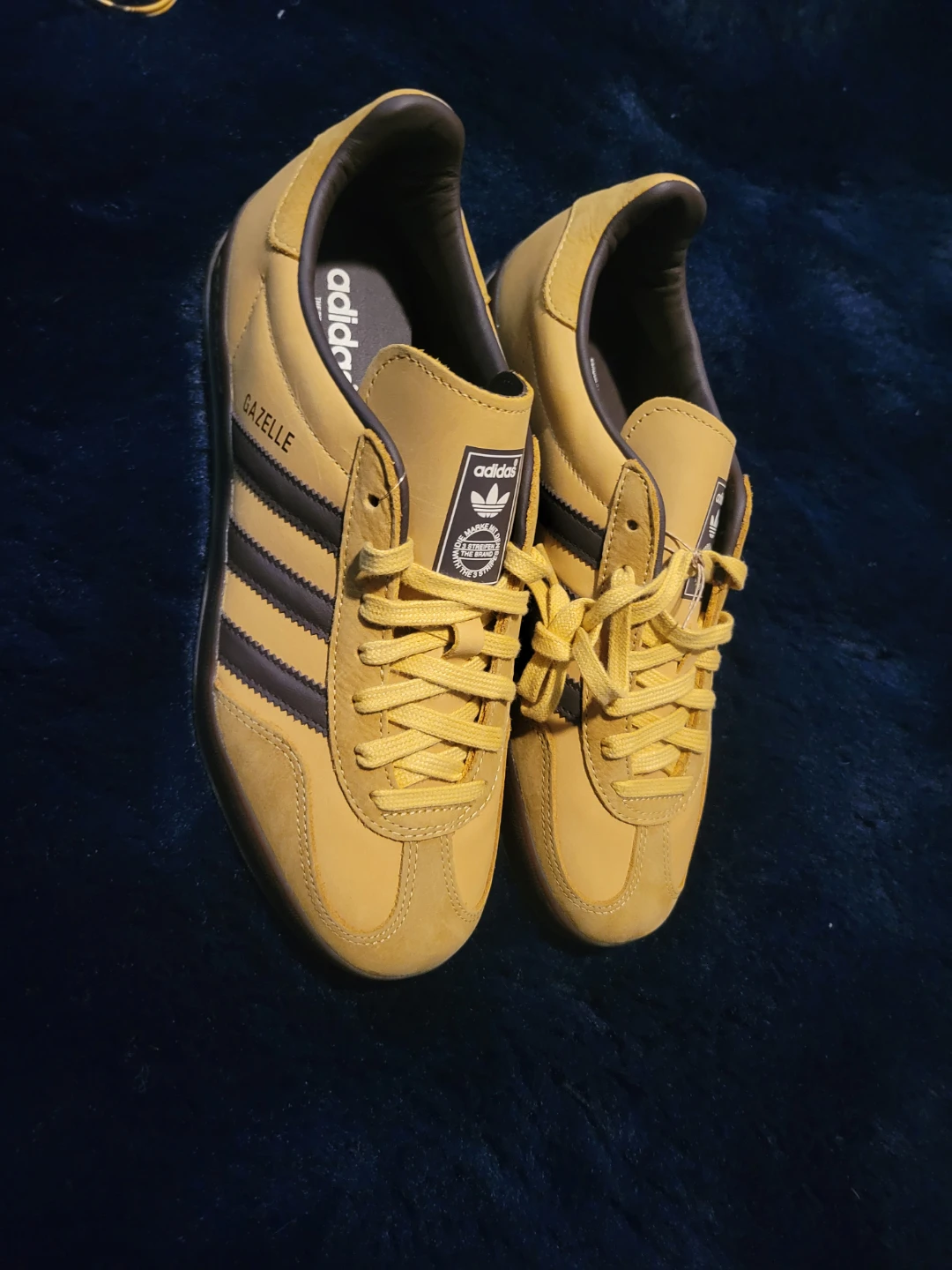 NEW ADIDAS GAZELLE  8.5.  GUM BOTTOM