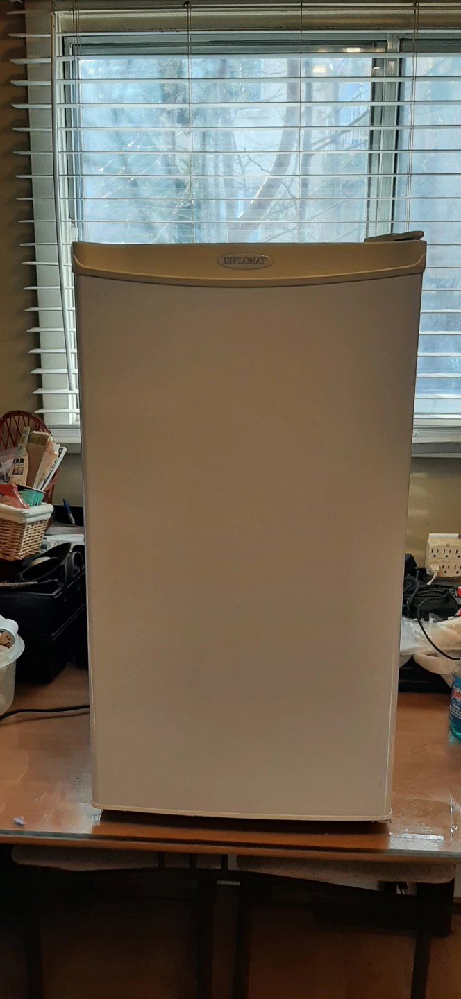 Diplomat Compact Mini Fridge READ DESCRIPTION ON SIZE