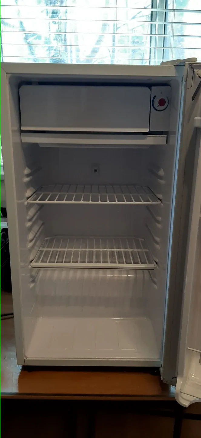 Diplomat Compact Mini Fridge READ DESCRIPTION ON SIZE - photo 2