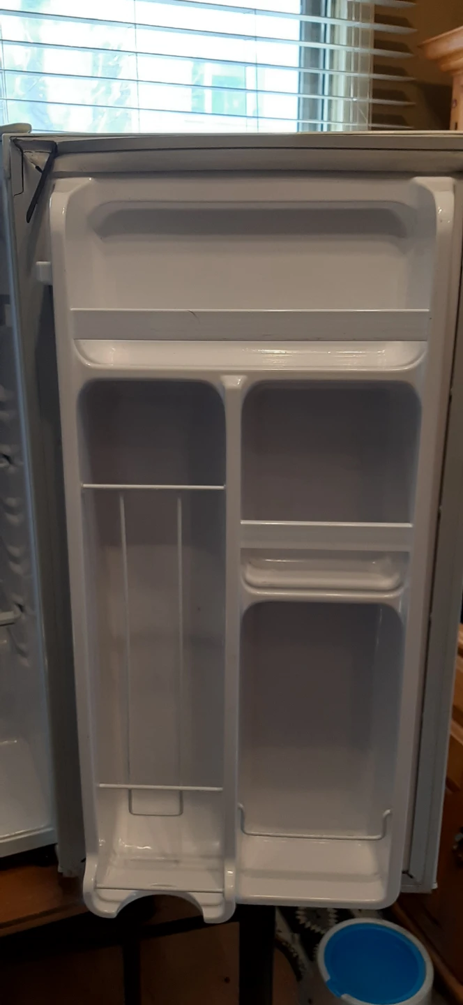 Diplomat Compact Mini Fridge READ DESCRIPTION ON SIZE - photo 3