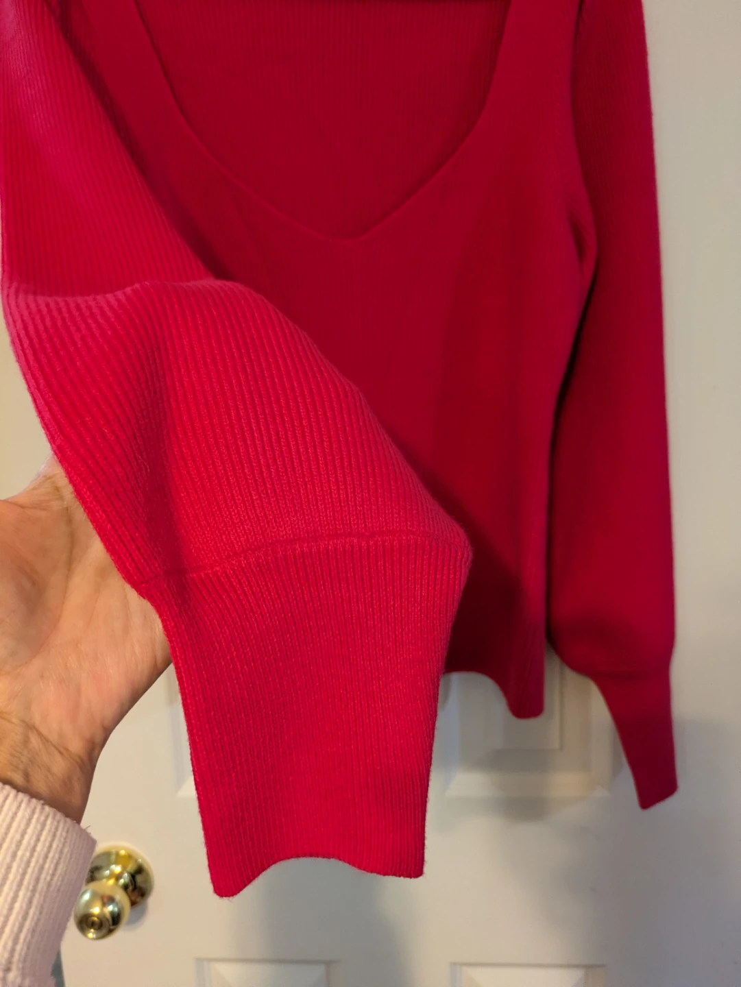 V-neck ribbed sweater with puff sleeves - photo 2