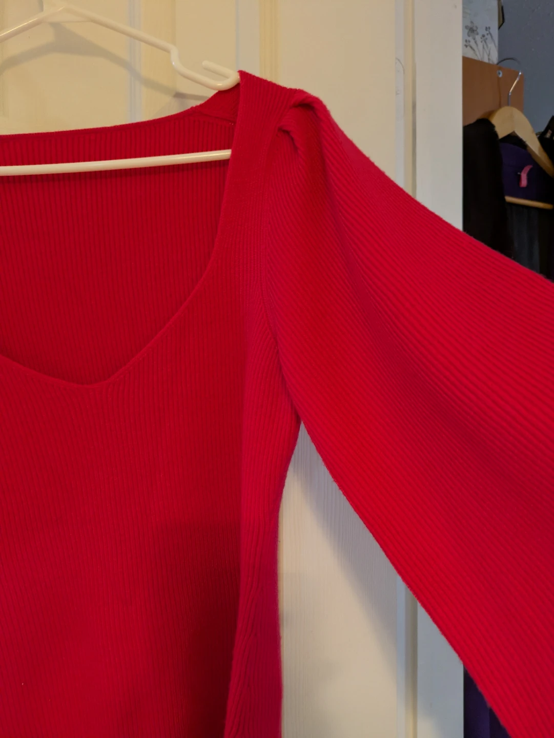 V-neck ribbed sweater with puff sleeves - photo 3