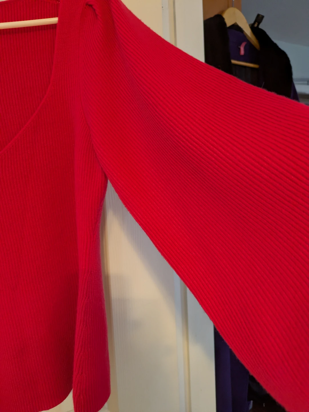 V-neck ribbed sweater with puff sleeves - photo 4