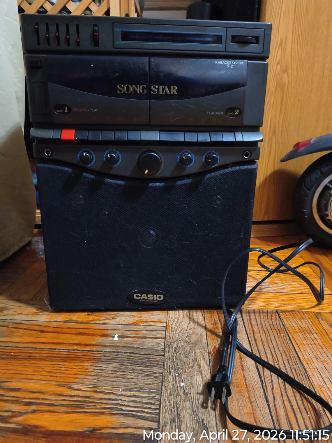 Casio Karaoke: 2 mics, 2 cassettes AM/FM