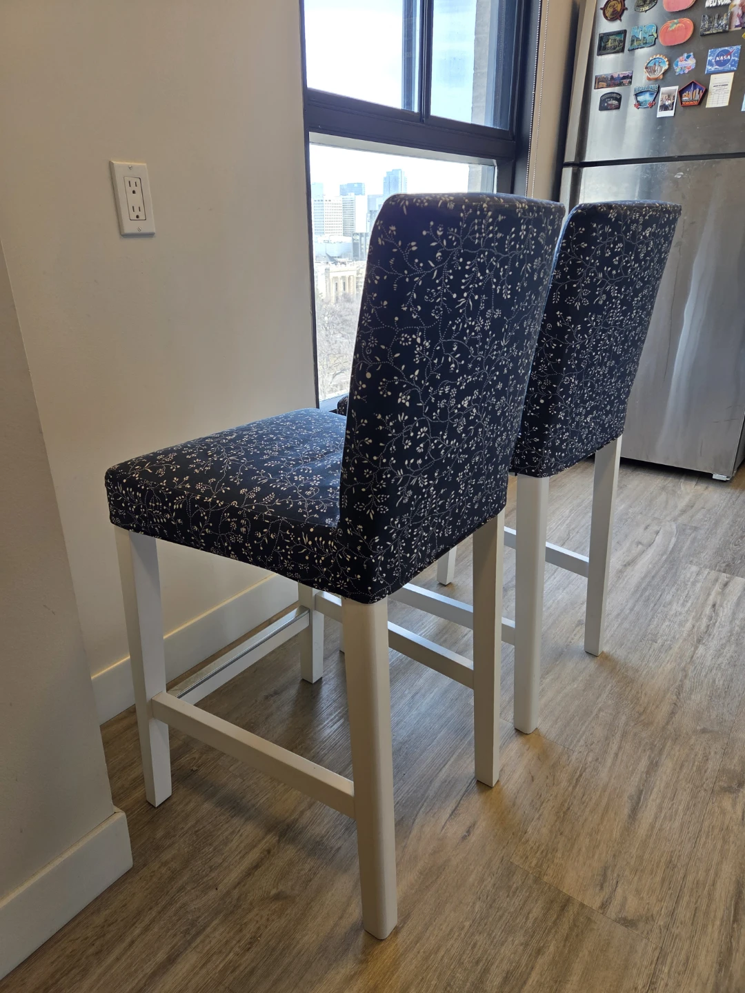 Set of 2 modern bar stools
