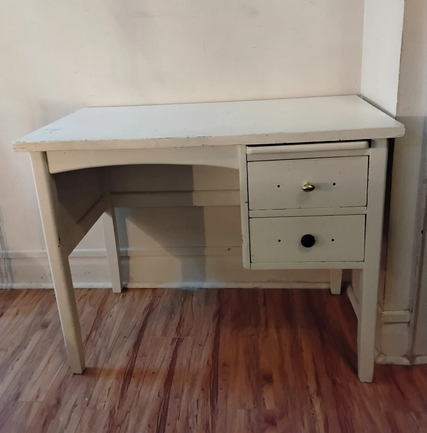 White wood desk with drawers &;Pull-out tray