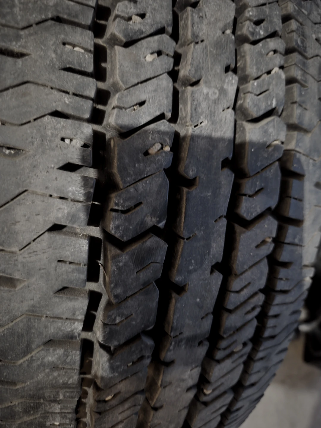 Very Good 1 Hankook Tire PLUS RIM Size 235 75 R17 M+S *DEAL* - photo 2