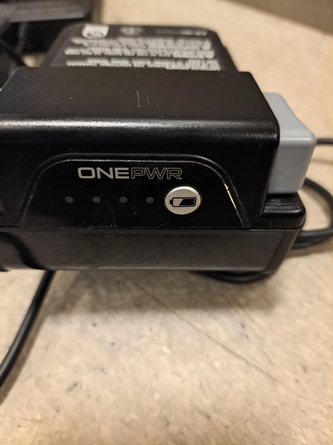 HOOVER ONE+PWR 18V 4.0 Ah Battery, Charger & Adapter - photo 4