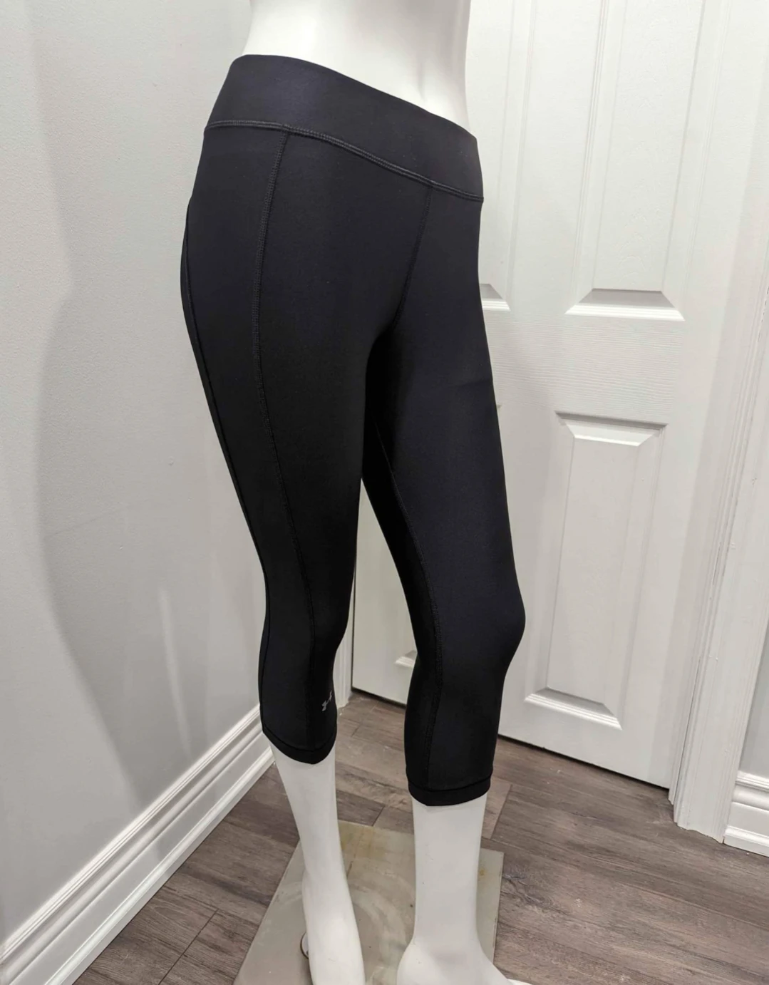 NWT -Women's Under Armour Black Compression Capri Pants Size M - photo 2