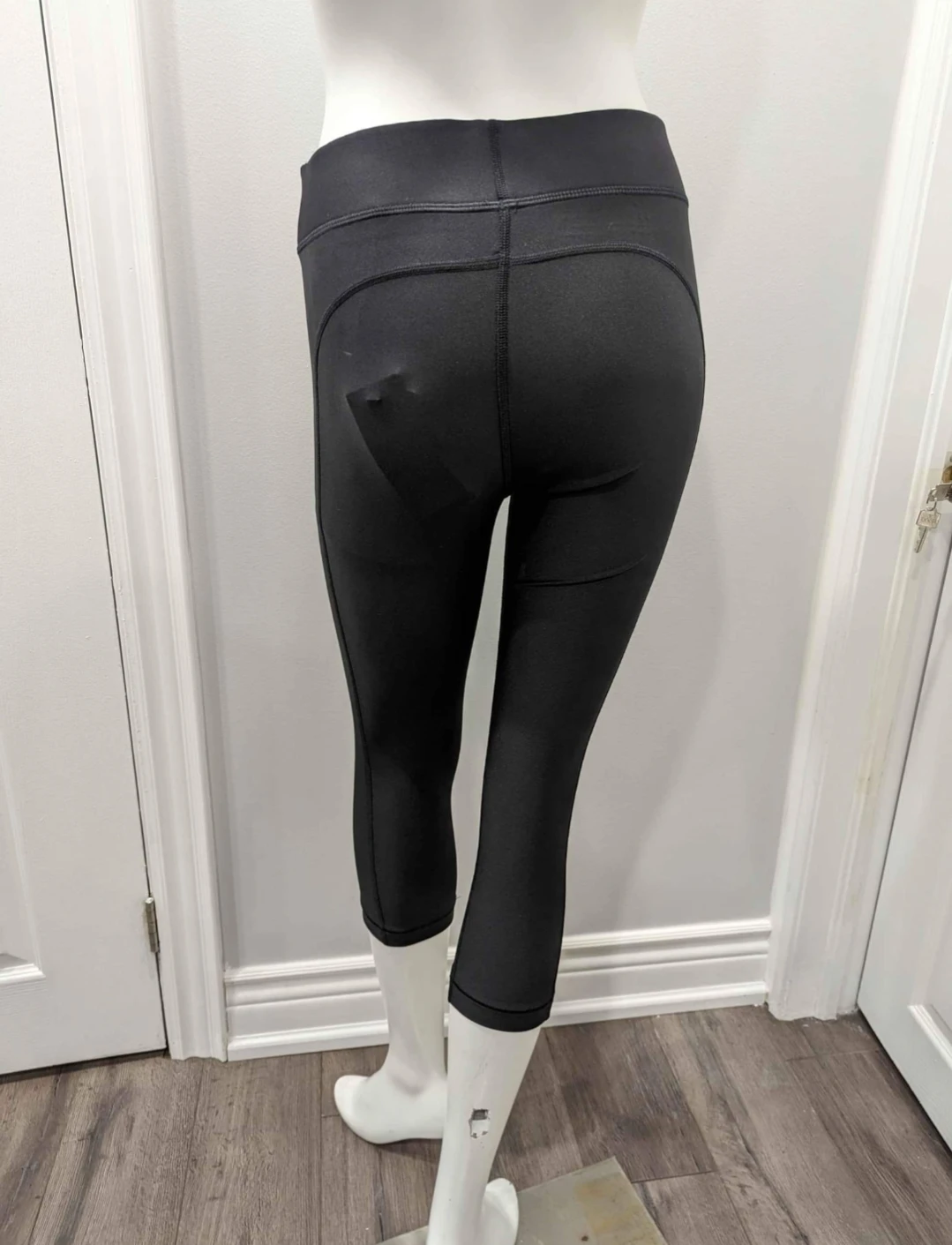 NWT -Women's Under Armour Black Compression Capri Pants Size M - photo 4