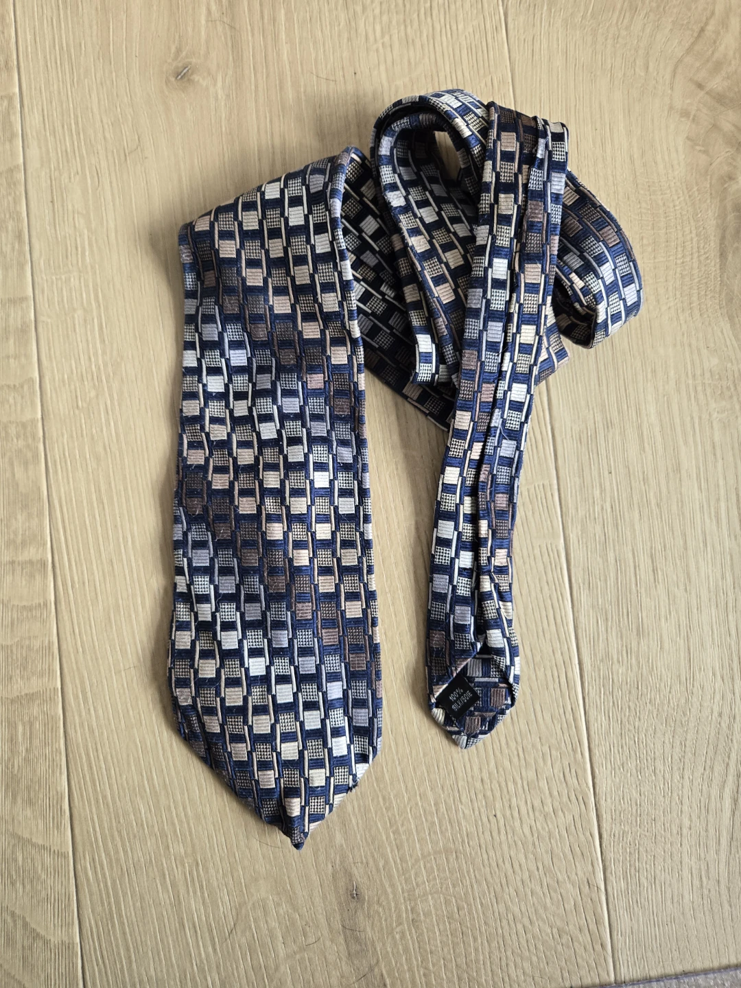 Free Navy Blue and Metallic Geometric Pattern Silk Tie
