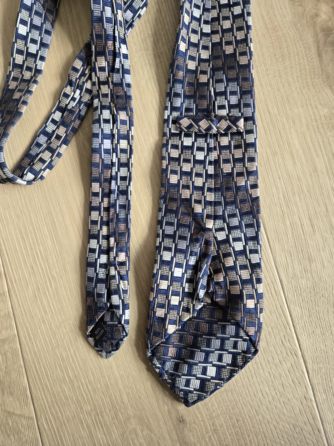 Free Navy Blue and Metallic Geometric Pattern Silk Tie - photo 2