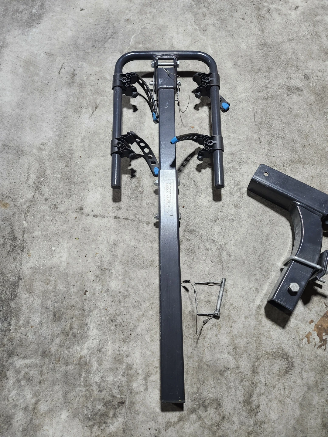 Used hitch-mounted bicycle rack - photo 3