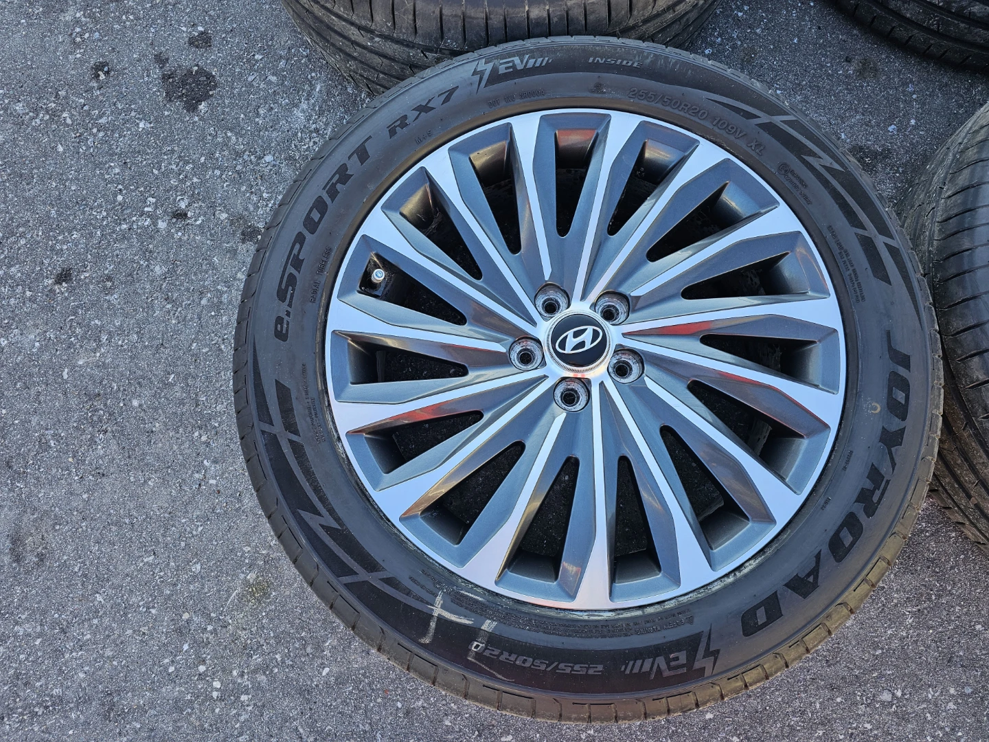 HYUNDAI PALISADE O.E.M RIMS AND ALL SEASON TIRES 255/50 R20 - photo 2