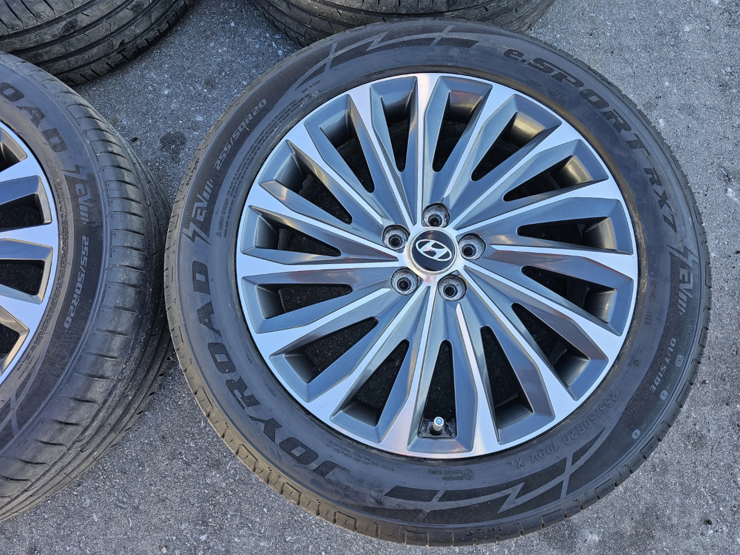 HYUNDAI PALISADE O.E.M RIMS AND ALL SEASON TIRES 255/50 R20 - photo 4