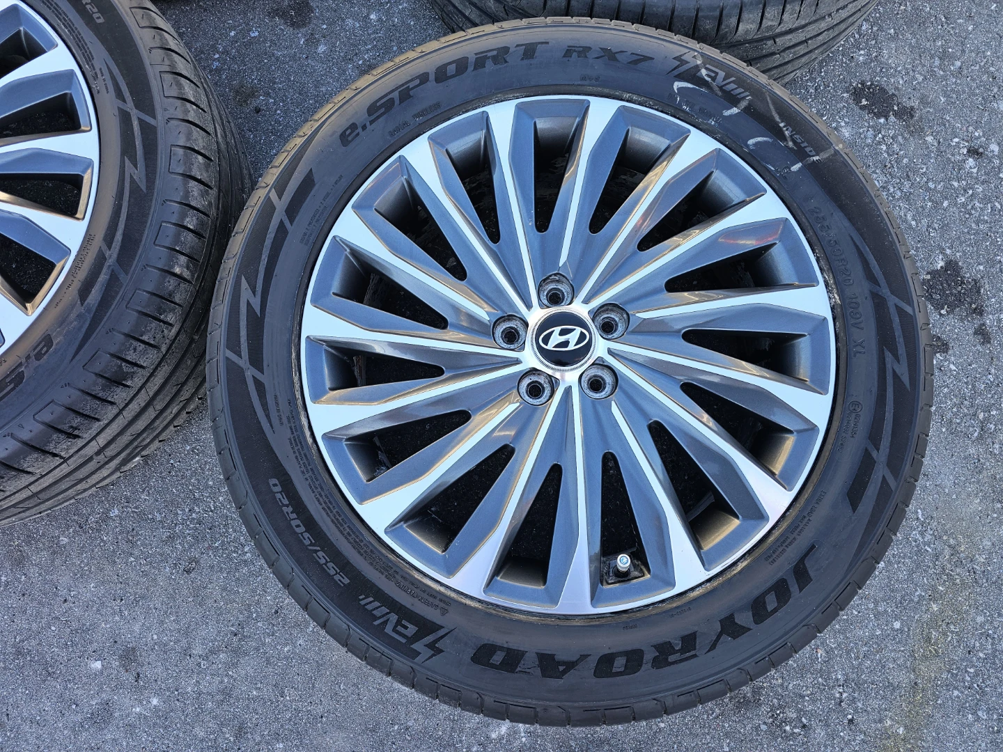 HYUNDAI PALISADE O.E.M RIMS AND ALL SEASON TIRES 255/50 R20 - photo 5
