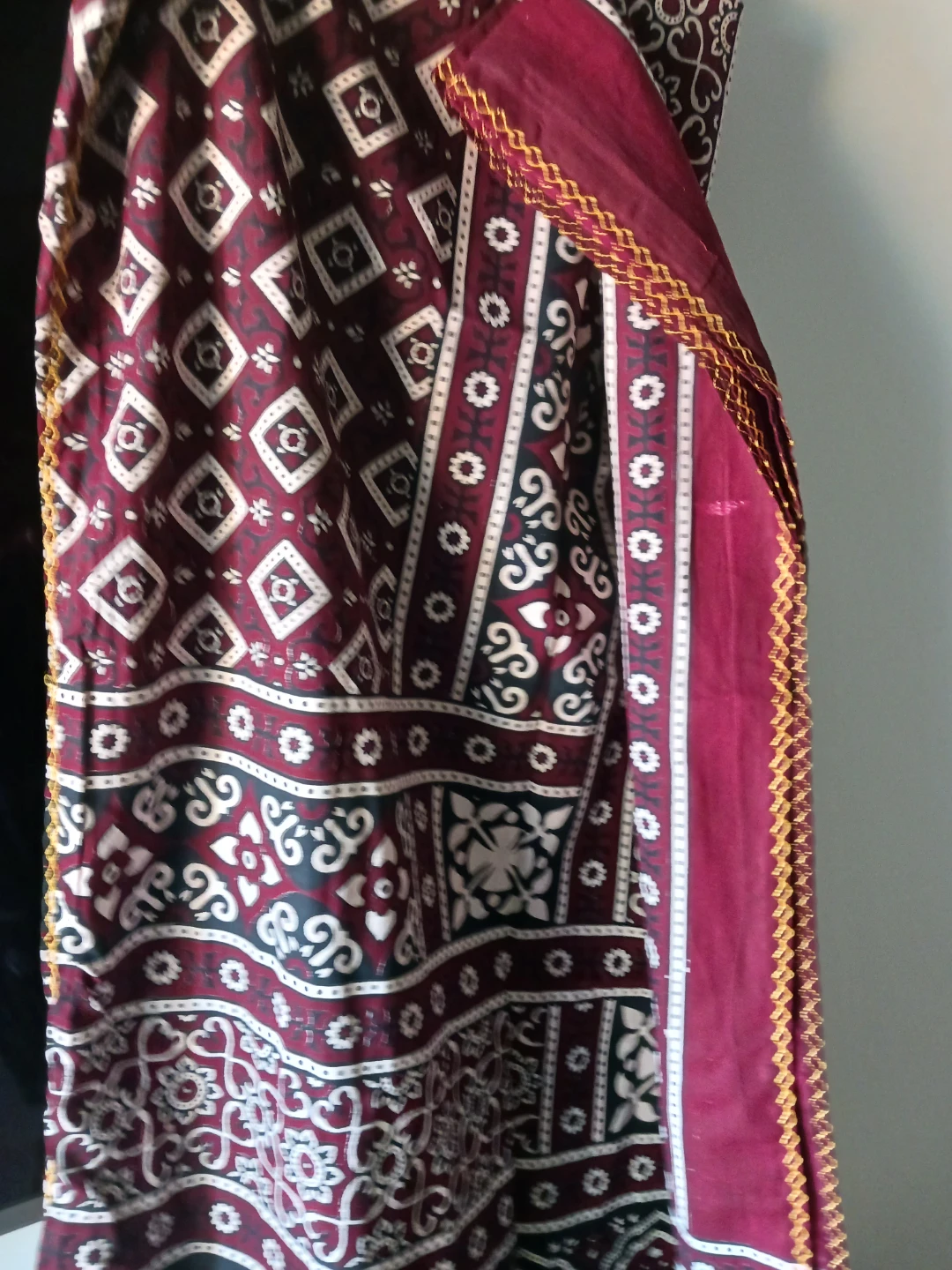Elegant shawl men and women wearing traditional - photo 2