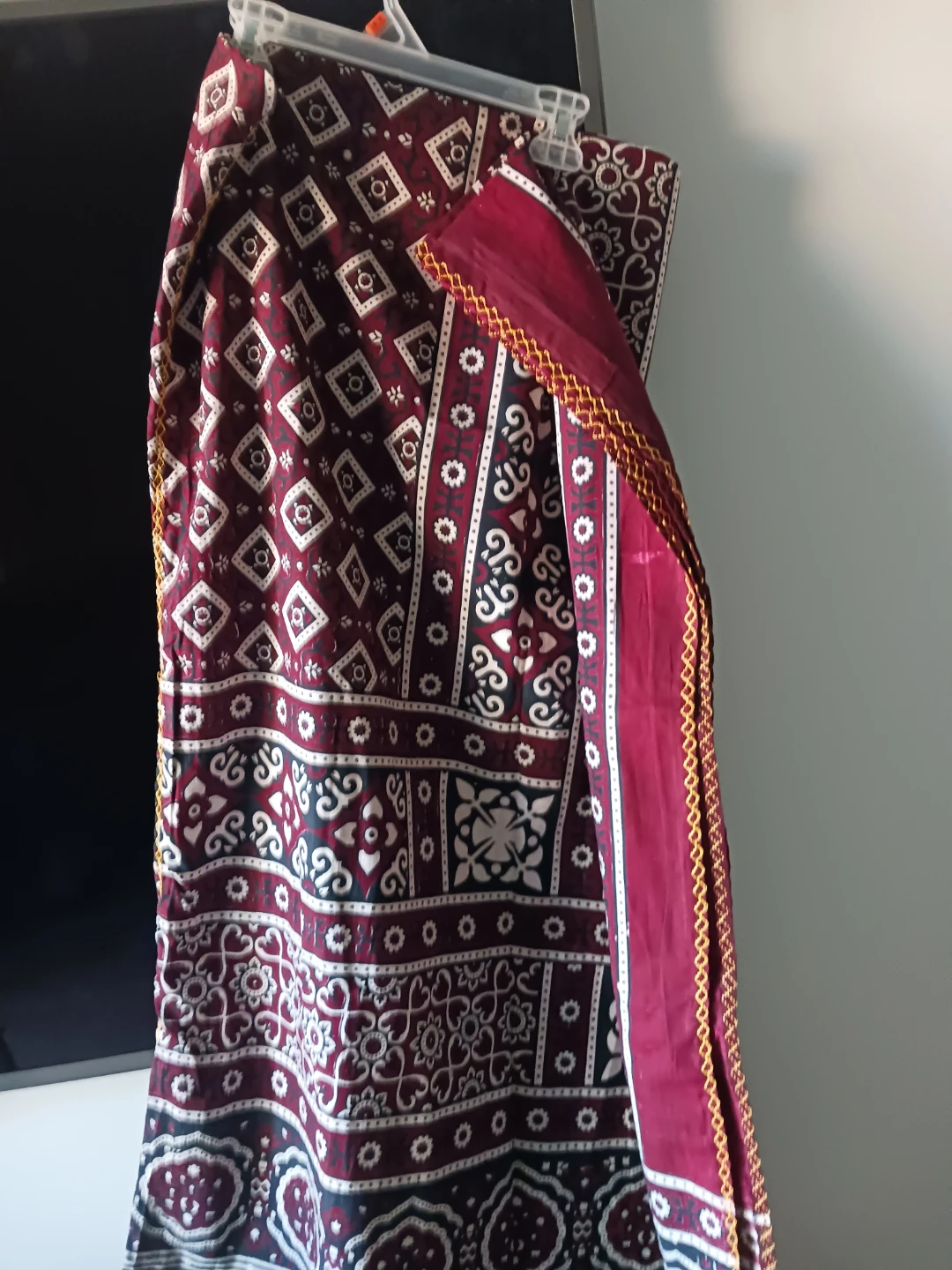 Elegant shawl men and women wearing traditional - photo 3