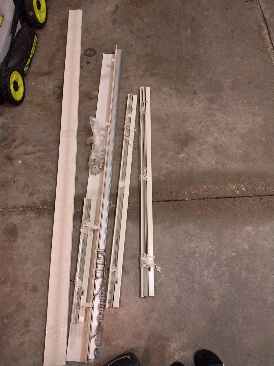 Set of 3 Vertical White Window Blinds - photo 3