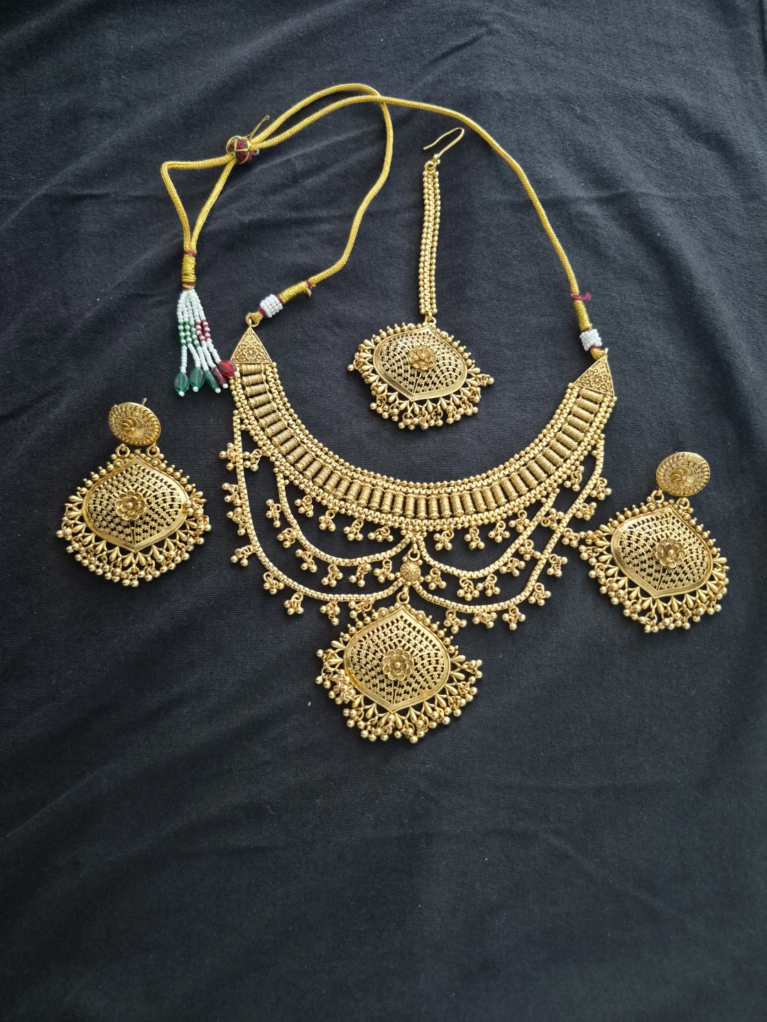 Gold-tone Indian Jewellery Set with Earrings and Tikka - photo 2