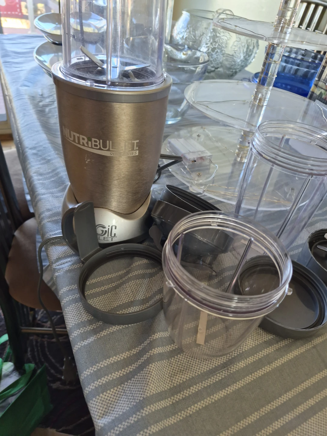 NutriBullet 900 Series Blender with Accessories and Recipe Books - photo 2