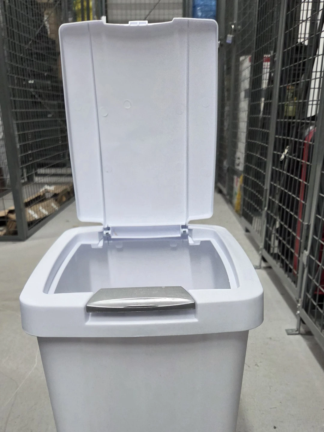 White Trash Can With Easy Lid Opening - photo 2