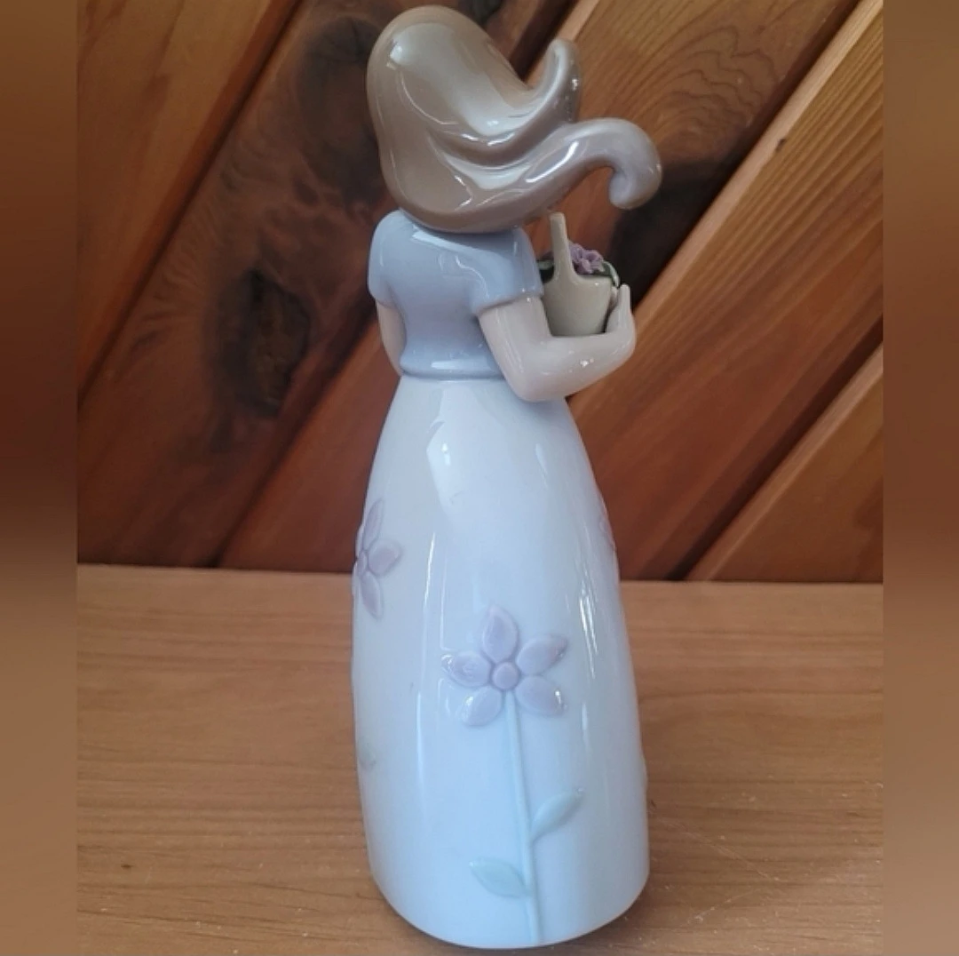 Lladro "Little Violet" Sculpture - photo 3