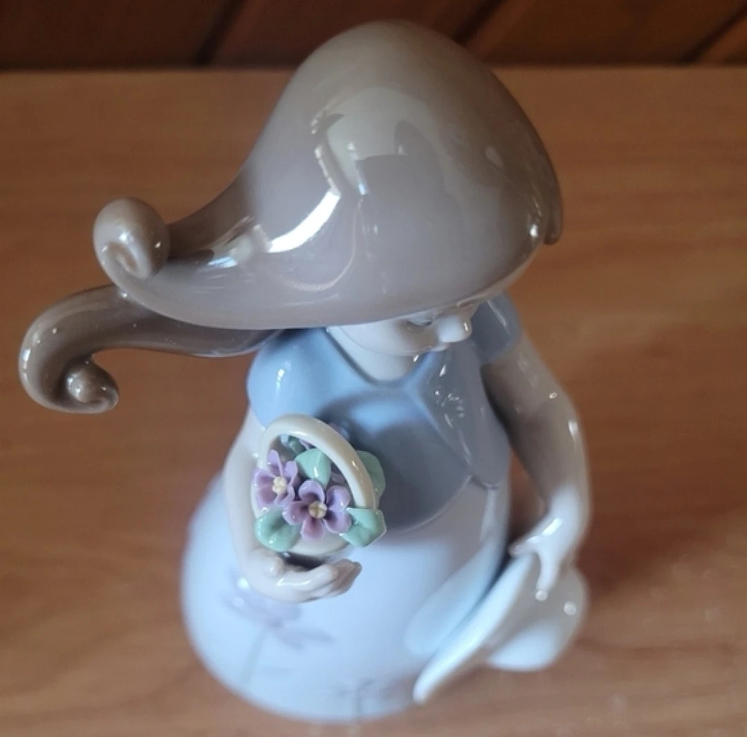 Lladro "Little Violet" Sculpture - photo 4
