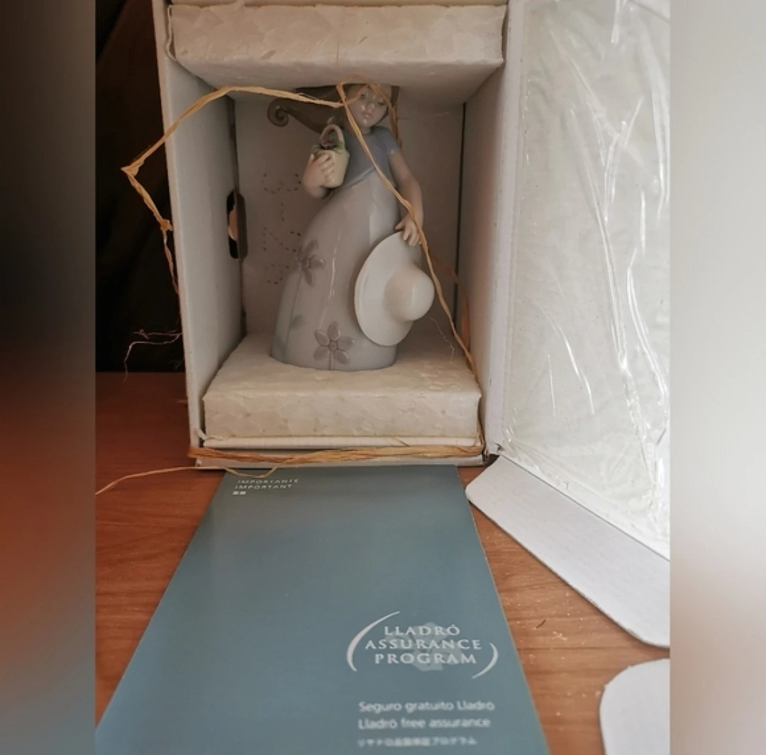 Lladro "Little Violet" Sculpture - photo 5
