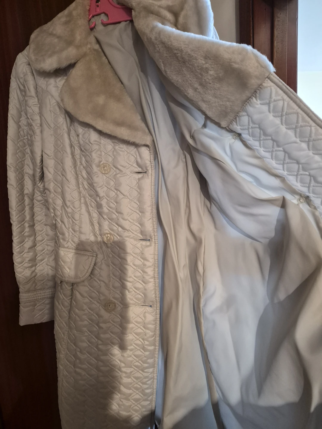 White Quilted Trench Coat with Faux Fur Collar - photo 3