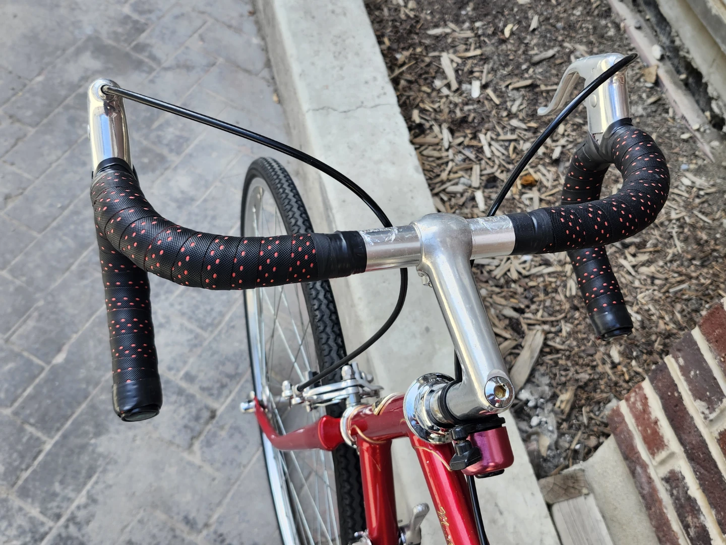 Red Norco Monterey SL Road Bike (like new) 🌱 - photo 3