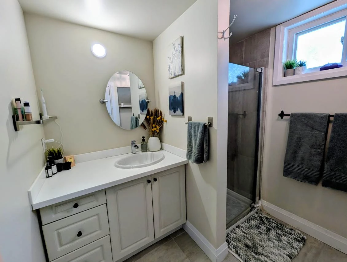 BASEMENT 1 BEDROOM APARTMENT FULLY FURNISHED - photo 2