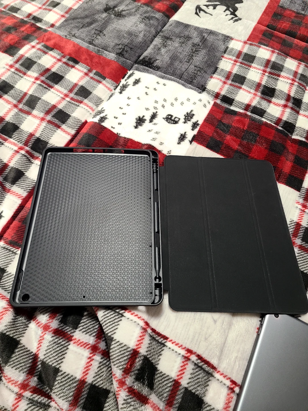 Apple iPad 10.2" (32GB) + Case – Works Perfectly - photo 5