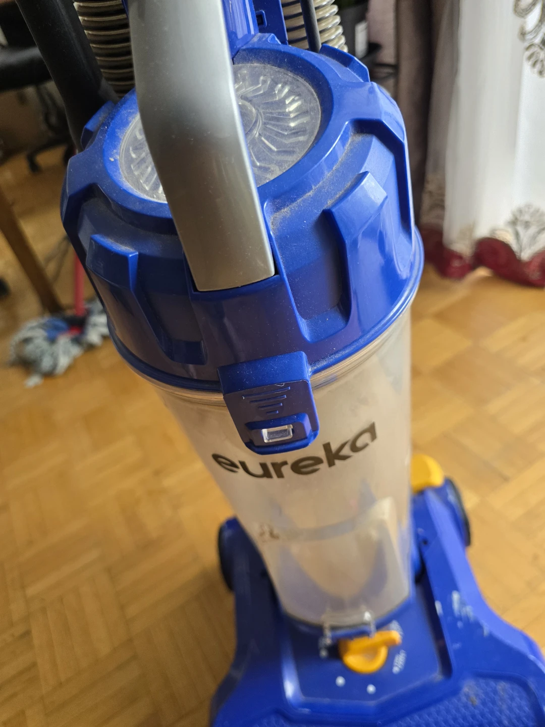Eureka Vacuum Cleaner - photo 3